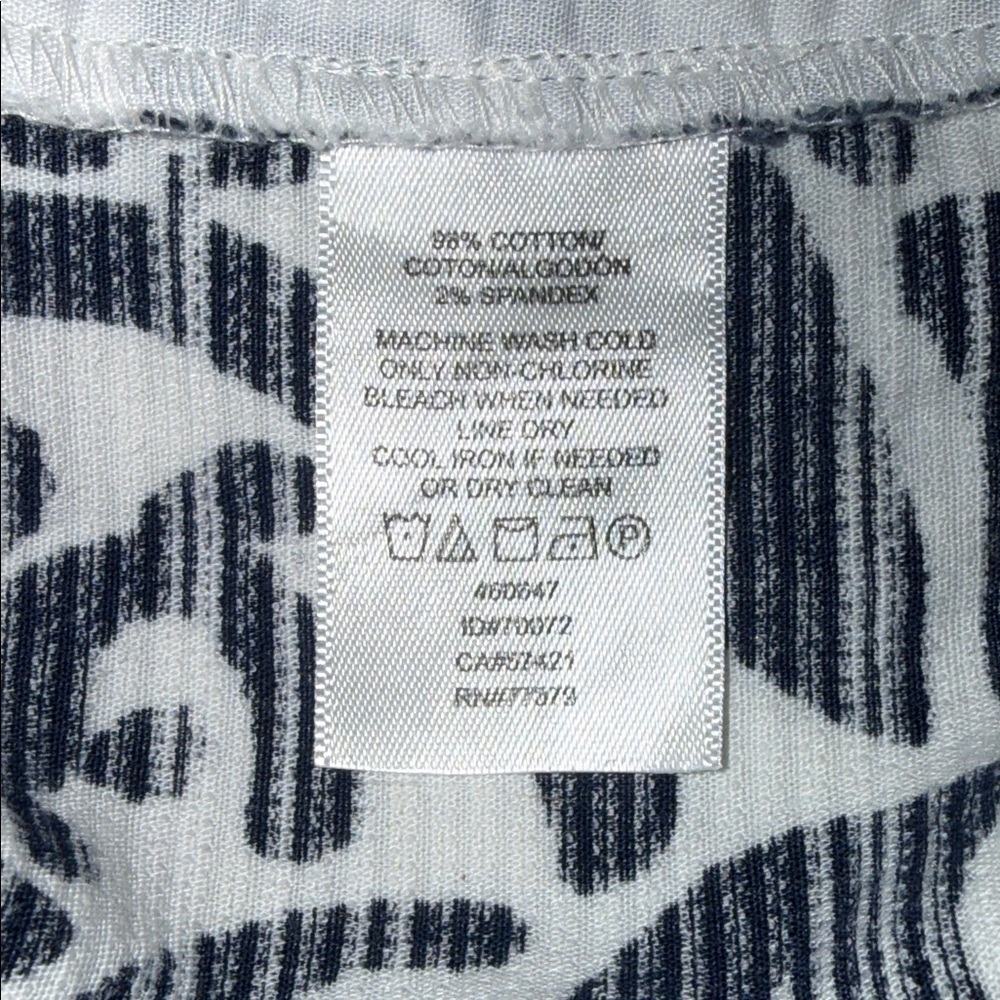 Ann Taylor Abstract Print Tailored Shorts | Size 8 - Picture 5 of 6